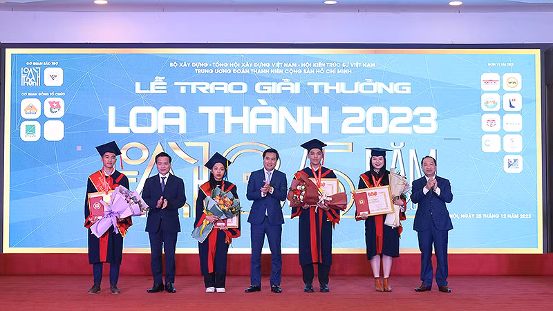 Đại diện lãnh đạo các bộ, ngành, đơn vị trao giải Nhất Giải thưởng Loa Thành năm 2023 tặng 4 sinh viên xuất sắc. 