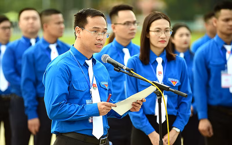 Phát biểu báo công lên Bác, đại biểu Nguyễn Duy Sơn (Bộ Ngoại giao) thay mặt 75 đại biểu Liên hoan thành kính dâng lên Người những nỗ lực, thành tích mà tuổi trẻ Khối các cơ quan Trung ương đã đạt được thời gian qua.
