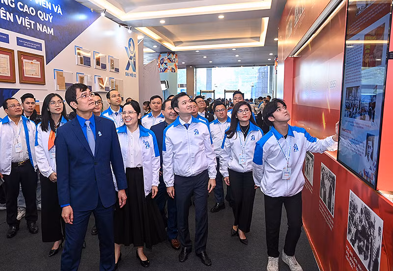 Đồng chí Bùi Quang Huy, Ủy viên dự khuyết Trung ương Đảng, Bí thư thứ nhất Trung ương Đoàn (áo xanh, hàng đầu) cùng các đại biểu tham quan Triển lãm.