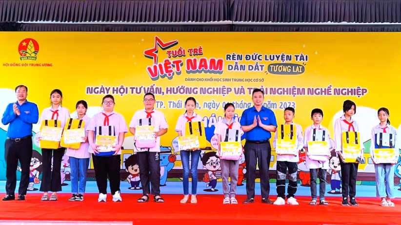 Ban tổ chức trao quà tặng học sinh Thái Bình có hoàn cảnh khó khăn. 