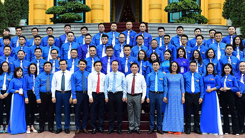 Chủ tịch nước Võ Văn Thưởng cùng đại diện lãnh đạo Trung ương Đoàn, Đảng ủy, Đoàn thanh niên Khối các cơ quan Trung ương và các đại biểu dự Liên hoan.