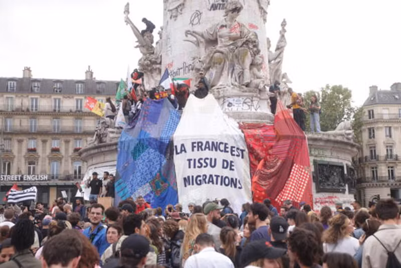 Những người ủng hộ liên minh cánh tả ăn mừng kết quả bầu cử tại Quảng trường Bastille ở Paris. (Ảnh: Le Monde)