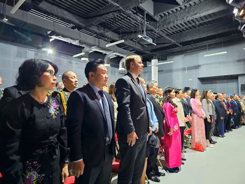 Phó Tổng Biên tập Báo Nhân Dân Phan Văn Hùng và Trưởng ban Nhân Dân hằng tháng Phan Thanh Phong tham dự lễ kỷ niệm. (Ảnh: MINH DUY)