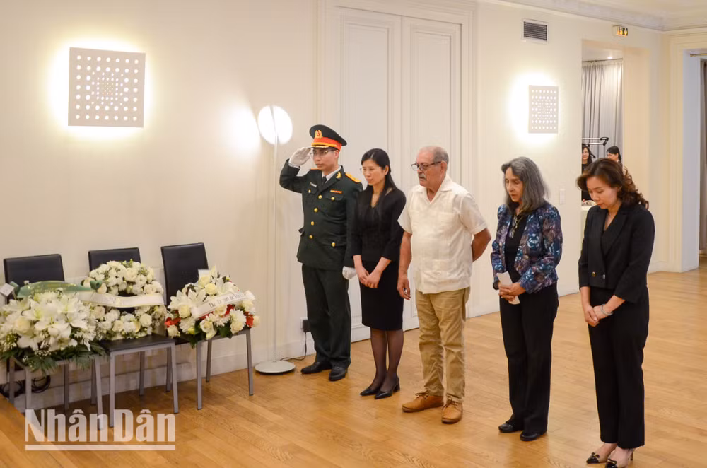 Đại sứ, Trưởng Phái đoàn Cuba bên cạnh UNESCO, bà Maria del Carmen Herrera Caseiro xúc động chia sẻ: Sự ra đi của đồng chí Nguyễn Phú Trọng là một mất mát to lớn đối với Đảng, Chính phủ và nhân dân Việt Nam cũng như Cuba. Chúng tôi xin gửi lời chia buồn sâu sắc nhất tới gia quyến Tổng Bí thư và nhân dân Việt Nam. Cuba luôn ở bên cạnh những người anh em Việt Nam trong giờ phút thật đau buồn này. (Ảnh: MINH DUY) Đại sứ, Trưởng Phái đoàn Cuba bên cạnh UNESCO, bà Maria del Carmen Herrera Caseiro xúc động chia sẻ: Sự ra đi của đồng chí Nguyễn Phú Trọng là một mất mát to lớn đối với Đảng, Chính phủ và nhân dân Việt Nam cũng như Cuba. Chúng tôi xin gửi lời chia buồn sâu sắc nhất tới gia quyến Tổng Bí thư và nhân dân Việt Nam. Cuba luôn ở bên cạnh những người anh em Việt Nam trong giờ phút thật đau buồn này. (Ảnh: MINH DUY)
