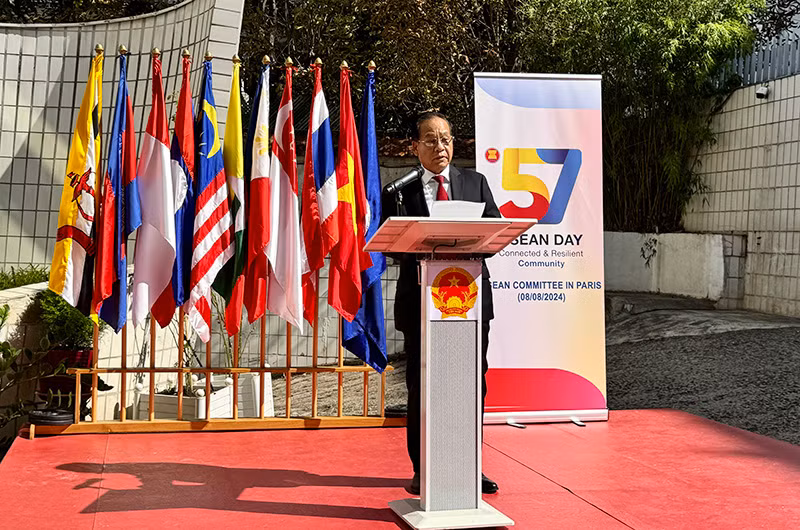 Đại sứ Lào Kham-Inh Khitchadeth phát biểu tại Lễ thượng cờ ASEAN. ẢNH: MINH DUY
