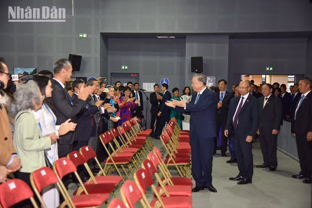 Cán bộ, nhân viên các cơ quan đại diện và cộng đồng người Việt vui mừng chào đón Tổng Bí thư, Chủ tịch nước Tô Lâm. (Ảnh: MINH DUY)