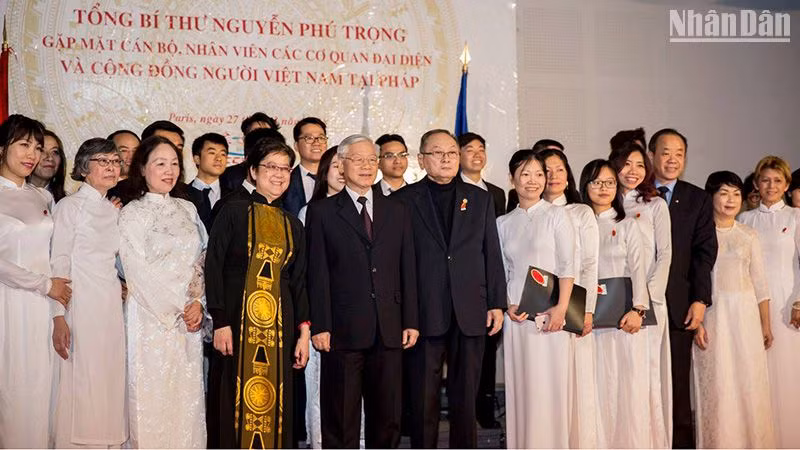 Tổng Bí thư Nguyễn Phú Trọng chụp ảnh lưu niệm cùng các thành viên Hợp ca Quê hương ngày 27/3/2018 tại Trung tâm Văn hóa Việt Nam ở Paris. 