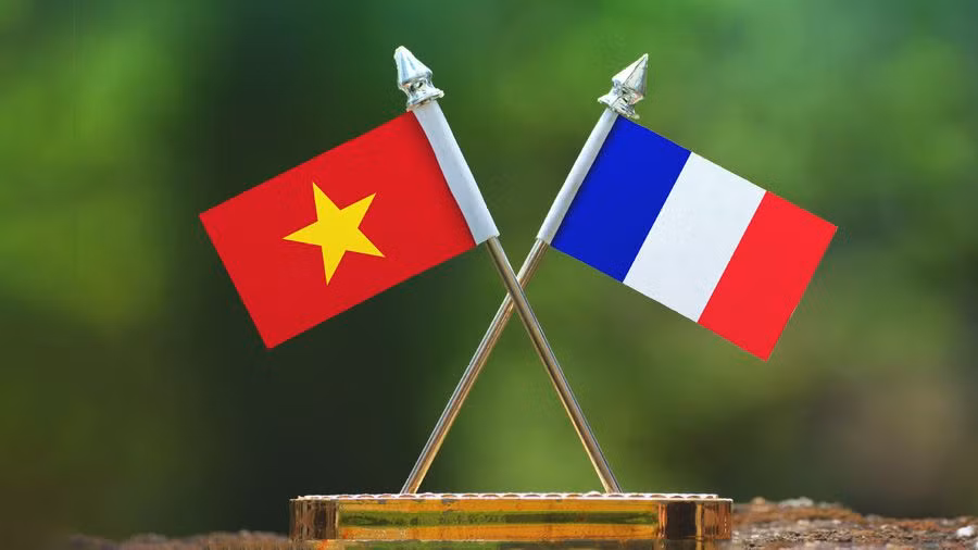 Quan hệ Việt Nam-Pháp, nhất là sau 10 năm thiết lập quan hệ Đối tác chiến lược (2014-2024), ngày càng phát triển tốt đẹp. Ngày 7/10/2024, dấu mốc mới trong quan hệ giữa hai nước được thiết lập trong chuyến thăm chính thức Pháp của Tổng Bí thư, Chủ tịch nước Tô Lâm. (Ảnh: Vietnam Briefing)