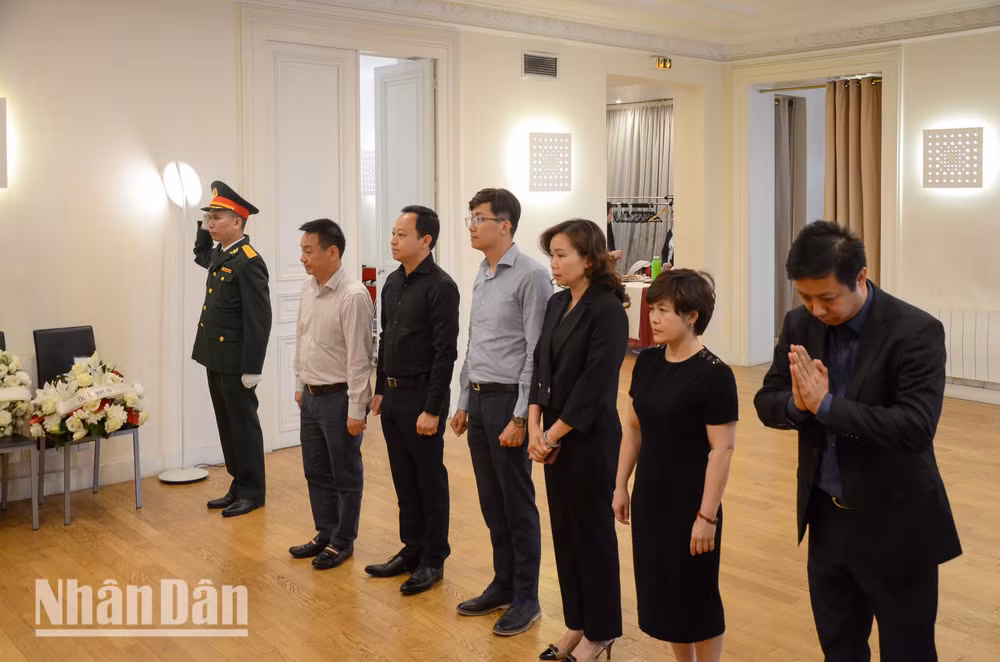 Đại diện Văn phòng Việt Nam Airlines tại Pháp đến viếng Tổng Bí thư Nguyễn Phú Trọng. (Ảnh: MINH DUY) Đại diện Văn phòng Việt Nam Airlines tại Pháp đến viếng Tổng Bí thư Nguyễn Phú Trọng. (Ảnh: MINH DUY)