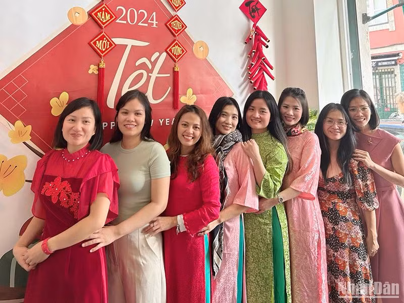 Tết là dịp đặc biệt để các chị em "xúng xính" trong tà áo dài truyền thống. 