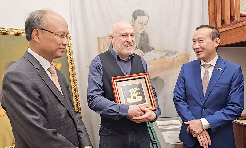 Hai Đại sứ trân trọng cảm ơn ông Eric Lafon, Giám đốc Bảo tàng Lịch sử sống, cùng nhân viên của bảo tàng đã luôn quan tâm, gìn giữ những kỷ vật quý báu về Chủ tịch Hồ Chí Minh. (Ảnh: Minh Duy) Hai Đại sứ trân trọng cảm ơn ông Eric Lafon, Giám đốc Bảo tàng Lịch sử sống, cùng nhân viên của bảo tàng đã luôn quan tâm, gìn giữ những kỷ vật quý báu về Chủ tịch Hồ Chí Minh. (Ảnh: Minh Duy)