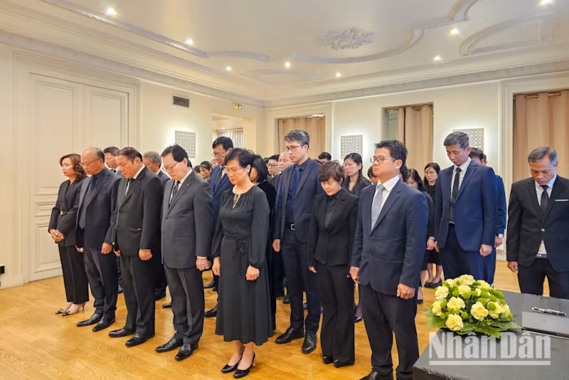 Bộ trưởng Nguyễn Văn Hùng, Đại sứ Đinh Toàn Thắng, Đại sứ Dương Chí Dũng (nguyên Đại sứ đặc mệnh toàn quyền Việt Nam tại Pháp) cùng cán bộ, nhân viên các cơ quan đại diện tại Pháp kính cẩn nghiêng mình trước anh linh Tổng Bí thư Nguyễn Phú Trọng. (ẢNH: KHẢI HOÀN) Bộ trưởng Nguyễn Văn Hùng, Đại sứ Đinh Toàn Thắng, Đại sứ Dương Chí Dũng (nguyên Đại sứ đặc mệnh toàn quyền Việt Nam tại Pháp) cùng cán bộ, nhân viên các cơ quan đại diện tại Pháp kính cẩn nghiêng mình trước anh linh Tổng Bí thư Nguyễn Phú Trọng. (ẢNH: KHẢI HOÀN)