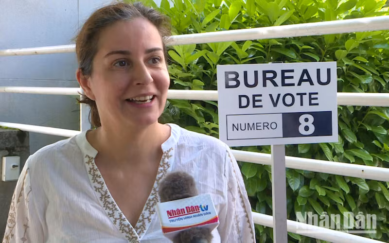 Bà Fabienne Nonat, cử tri ở thành phố Joinville-le-Pont hy vọng tình hình chính trị và xã hội ở Pháp sớm ổn định sau kỳ bầu cử Quốc hội. Ảnh: KHẢI HOÀN. Bà Fabienne Nonat, cử tri ở thành phố Joinville-le-Pont hy vọng tình hình chính trị và xã hội ở Pháp sớm ổn định sau kỳ bầu cử Quốc hội. Ảnh: KHẢI HOÀN.