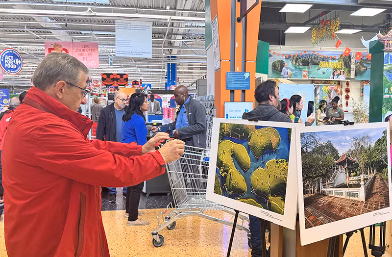 Người dân địa phương có dịp tìm hiểu các di sản của Việt Nam tại siêu thị Carrefour, một trong những trung tâm thương mại lớn nhất thuộc thành phố vệ tinh Collégien của thủ đô Paris. (Ảnh: KHẢI HOÀN) Người dân địa phương có dịp tìm hiểu các di sản của Việt Nam tại siêu thị Carrefour, một trong những trung tâm thương mại lớn nhất thuộc thành phố vệ tinh Collégien của thủ đô Paris. (Ảnh: KHẢI HOÀN)