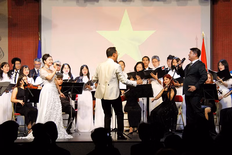Biểu diễn bát hát "Đường chúng ta đi". (Ảnh: Minh DUY)