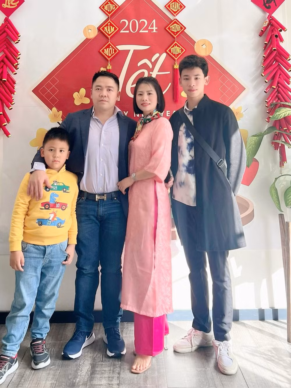 Anh Kiên, chị Hằng đưa hai con đến tham dự các hoạt động Tết để hiểu, trải nghiệm và tiếp nối truyền thống tốt đẹp của người Việt.