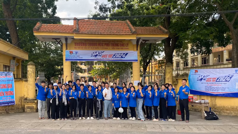 Đội thanh niên tình nguyện Trường THPT Bắc Lý với tinh thần tuổi trẻ xung kích, sẵn sàng hỗ trợ thí sinh dự thi. 