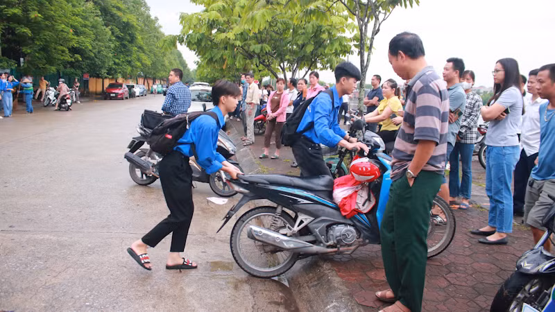 Thanh niên tình nguyện hỗ trợ phụ huynh để xe đúng vị trí. (Ảnh: QUANG HUY) Thanh niên tình nguyện hỗ trợ phụ huynh để xe đúng vị trí. (Ảnh: QUANG HUY)