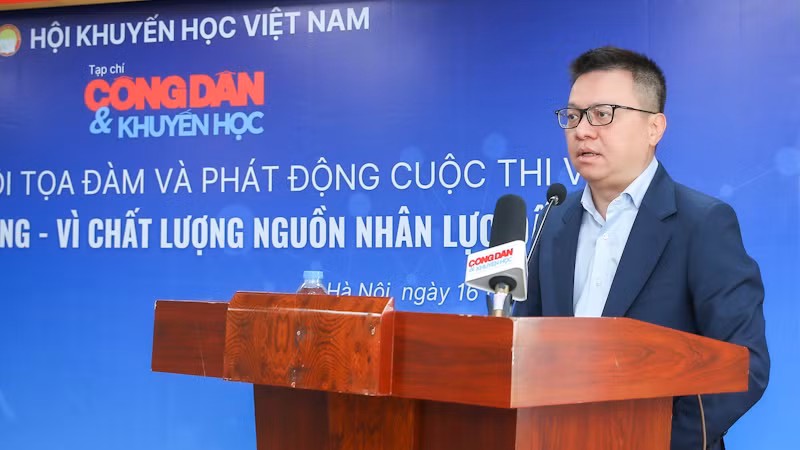 Đồng chí Lê Quốc Minh, Ủy viên Trung ương Đảng, Tổng Biên tập Báo Nhân Dân, Phó Trưởng Ban Tuyên giáo Trung ương, Chủ tịch Hội Nhà báo Việt Nam phát biểu ý kiến tại lễ phát động. Đồng chí Lê Quốc Minh, Ủy viên Trung ương Đảng, Tổng Biên tập Báo Nhân Dân, Phó Trưởng Ban Tuyên giáo Trung ương, Chủ tịch Hội Nhà báo Việt Nam phát biểu ý kiến tại lễ phát động.