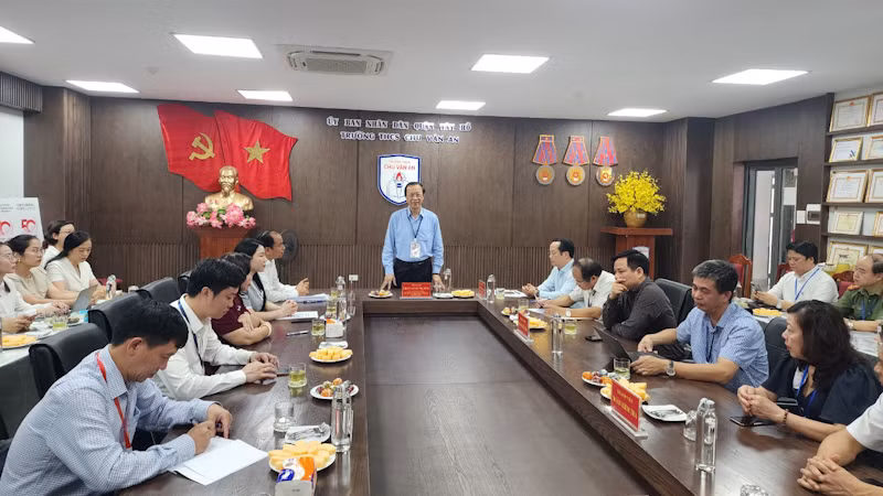 Đoàn công tác kiểm tra việc chuẩn bị các điều kiện chấm thi tại Trường THCS Chu Văn An (quận Tây Hồ).