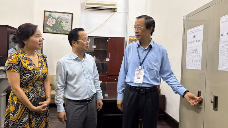 Đoàn công tác kiểm tra khu vực bảo quản đề thi, bài thi. Đoàn công tác kiểm tra khu vực bảo quản đề thi, bài thi.