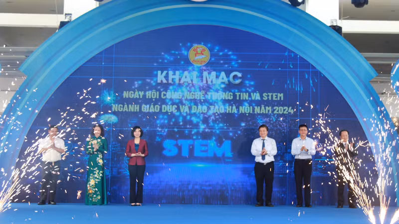 Các đại biểu thực hiện nghi thức khai mạc ngày hội.