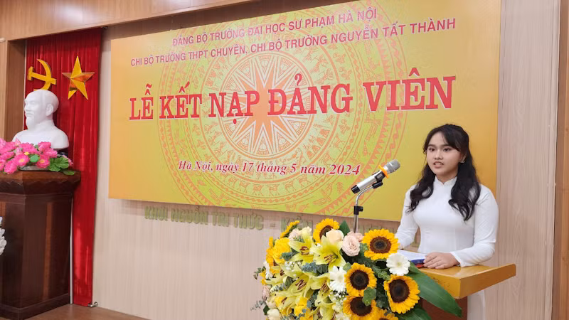 Học sinh Nguyễn Hoàng Thu Anh, lớp 12D1, Trường THCS và THPT Nguyễn Tất Thành phát biểu cảm nghĩ khi được đứng vào hàng ngũ của Đảng.