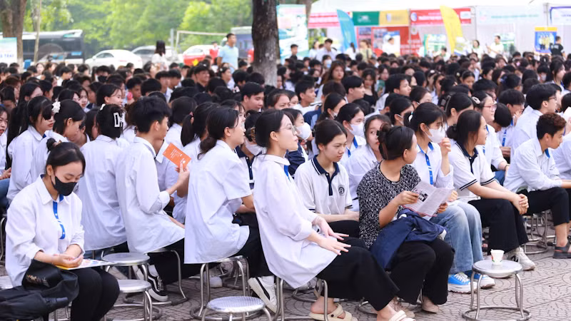 Đông đảo học sinh tham gia chương trình đối thoại.