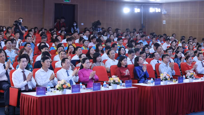Các đại biểu tham dự lễ tổng kết. Các đại biểu tham dự lễ tổng kết.