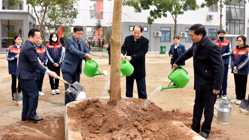 Đại diện lãnh đạo ngành Giáo dục Hà Nội và các cơ quan trồng cây tại lễ phát động.