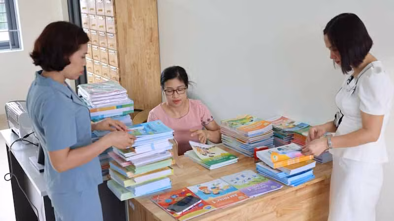 Trường tiểu học Đại Hưng (huyện Gia Lâm) chuẩn bị sách giáo khoa và tài liệu học tập phục vụ năm học mới.