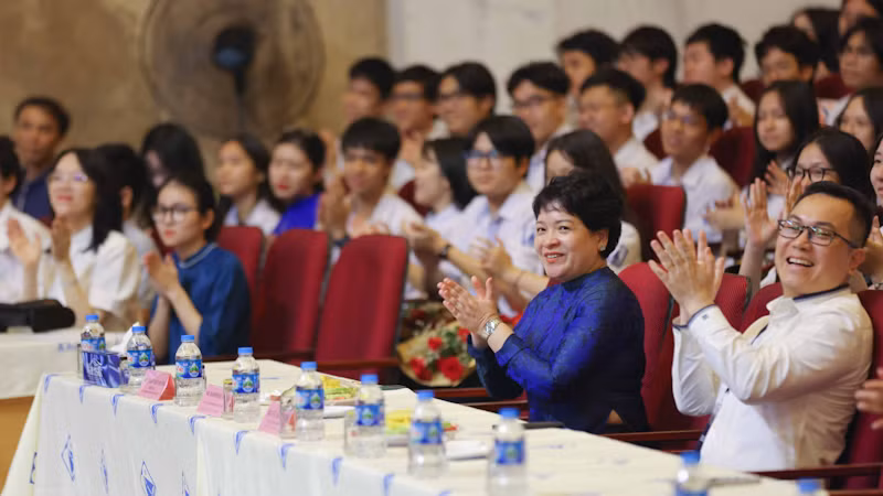 Đông đảo thầy, cô giáo và học sinh tham dự buổi giao lưu âm nhạc. Ảnh: THANH TÙNG