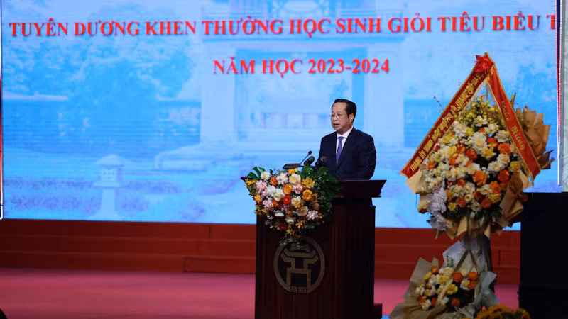 Giám đốc Sở Giáo dục và Đào tạo Hà Nội Trần Thế Cương phát biểu ý kiến. (Ảnh: Thanh Tùng)