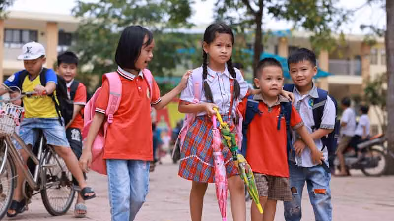 Học sinh Trường tiểu học Nam Phương Tiến A trở lại trường học. 