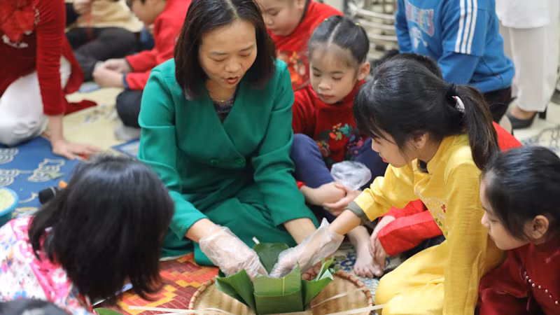 Học sinh háo hức với hoạt động gói bánh chưng.
