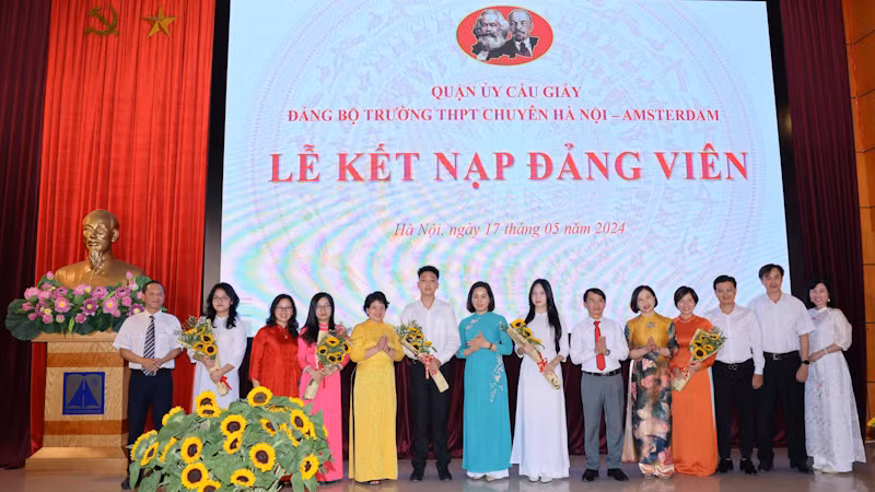 Ban tổ chức tặng hoa chúc mừng các đảng viên trẻ.