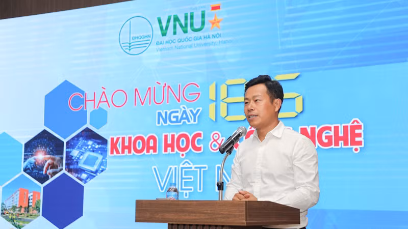 Giáo sư, Tiến sĩ Lê Quân, Giám đốc Đại học Quốc gia Hà Nội phát biểu ý kiến.