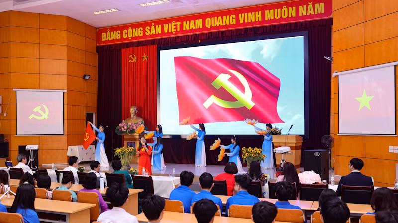 Quang cảnh buổi lễ kết nạp Đảng. (Ảnh: Thanh Tùng) Quang cảnh buổi lễ kết nạp Đảng. (Ảnh: Thanh Tùng)