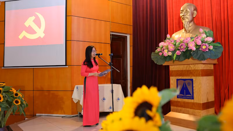 Các giáo viên trẻ được kết nạp Đảng mong muốn tiếp tục nỗ lực phấn đấu, cống hiến và xây dựng Đảng bộ trong sạch, vững mạnh. Các giáo viên trẻ được kết nạp Đảng mong muốn tiếp tục nỗ lực phấn đấu, cống hiến và xây dựng Đảng bộ trong sạch, vững mạnh.