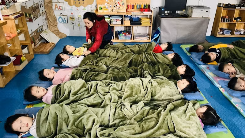 Giờ ngủ trưa của học sinh Trường mầm non số 6, quận Ba Đình, Hà Nội.