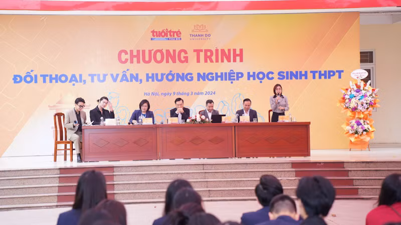 Đại diện cơ quan quản lý, cơ sở đào tạo giải đáp thắc mắc của học sinh.