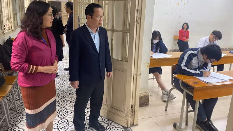 Đoàn công tác của Sở Giáo dục và Đào tạo Hà Nội kiểm tra tại Trường trung học phổ thông Trần Phú (quận Hoàn Kiếm).