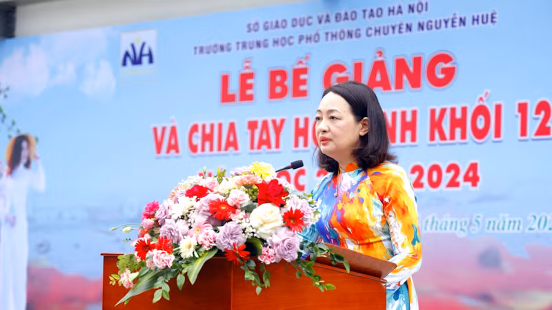  Nhà giáo Lương Quỳnh Lan, Hiệu trưởng Trường THPT chuyên Nguyễn Huệ chia sẻ tại lễ bế giảng năm học.