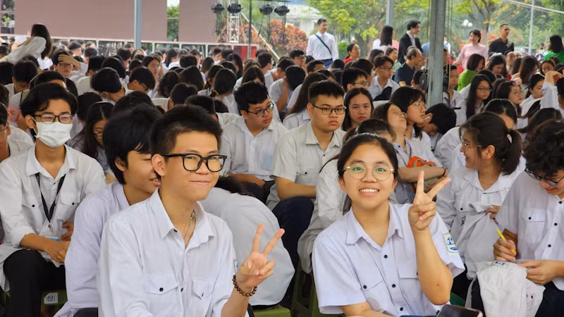 Buổi lễ bế giảng để lại nhiều cảm xúc với học sinh lớp 12. Buổi lễ bế giảng để lại nhiều cảm xúc với học sinh lớp 12.