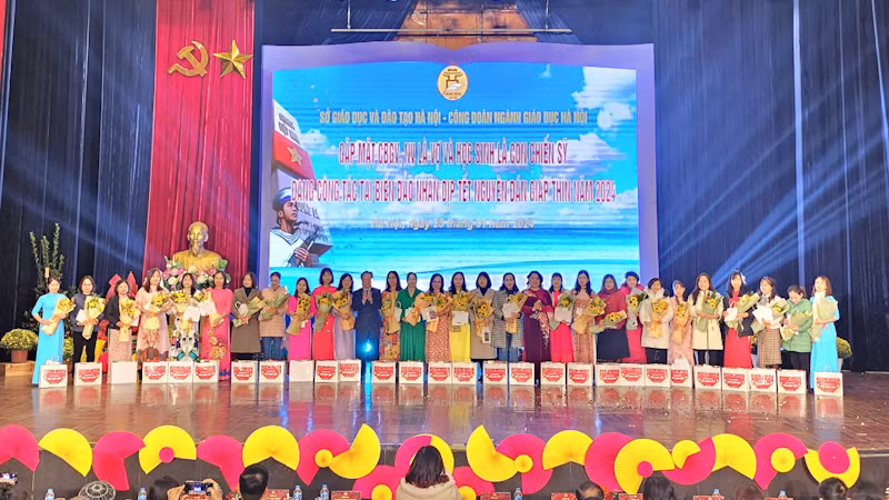 Tặng quà các nhà giáo có chồng đang công tác tại biển đảo.