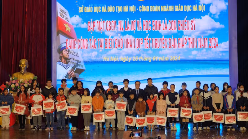 Các học sinh là con cán bộ, chiến sĩ đang công tác tại biển đảo được động viên, tặng quà.