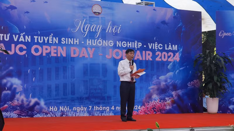Phó Giáo sư, Tiến sĩ Phạm Minh Sơn, Giám đốc Học viện Báo chí và Tuyên truyền phát biểu ý kiến tại ngày hội.