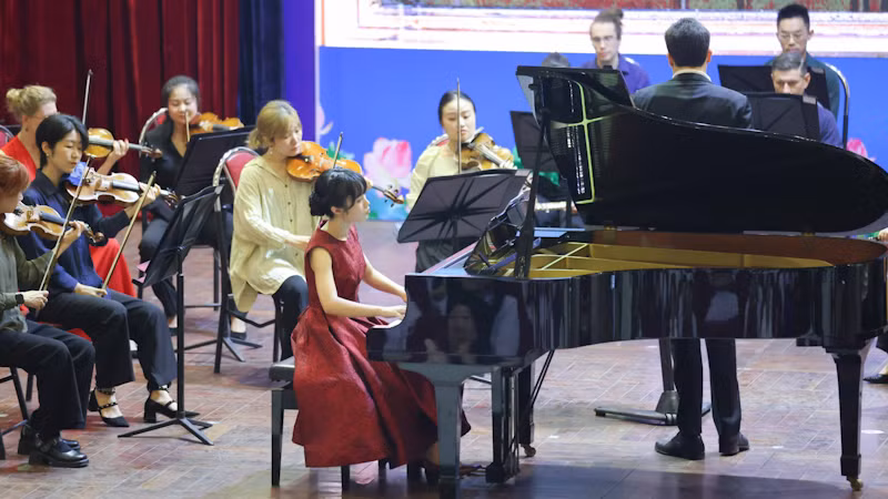 Học sinh Hà Nội giao lưu với Dàn nhạc giao hưởng Mặt Trời. Ảnh: THANH TÙNG