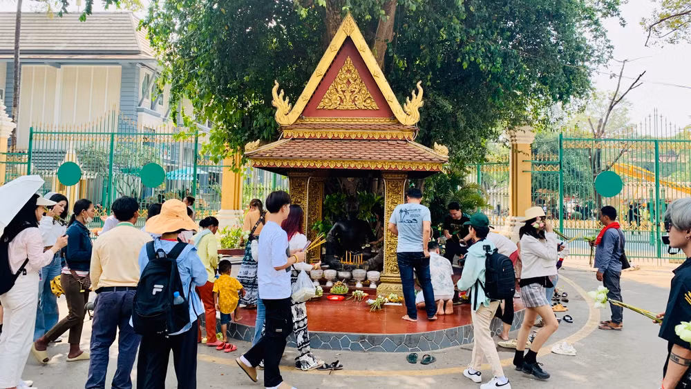 Người dân Siem Reap đi lễ cầu may mắn dịp đầu năm mới.