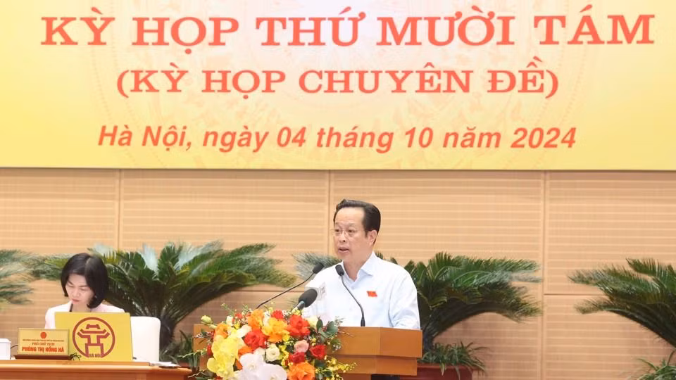 Giám đốc Sở Giáo dục và Đào tạo Hà Nội Trần Thế Cương trình bày Tờ trình về mức thu học phí.